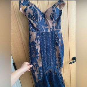 Jarlo London Beautiful hourglass dress longer at the back, Navy Beige